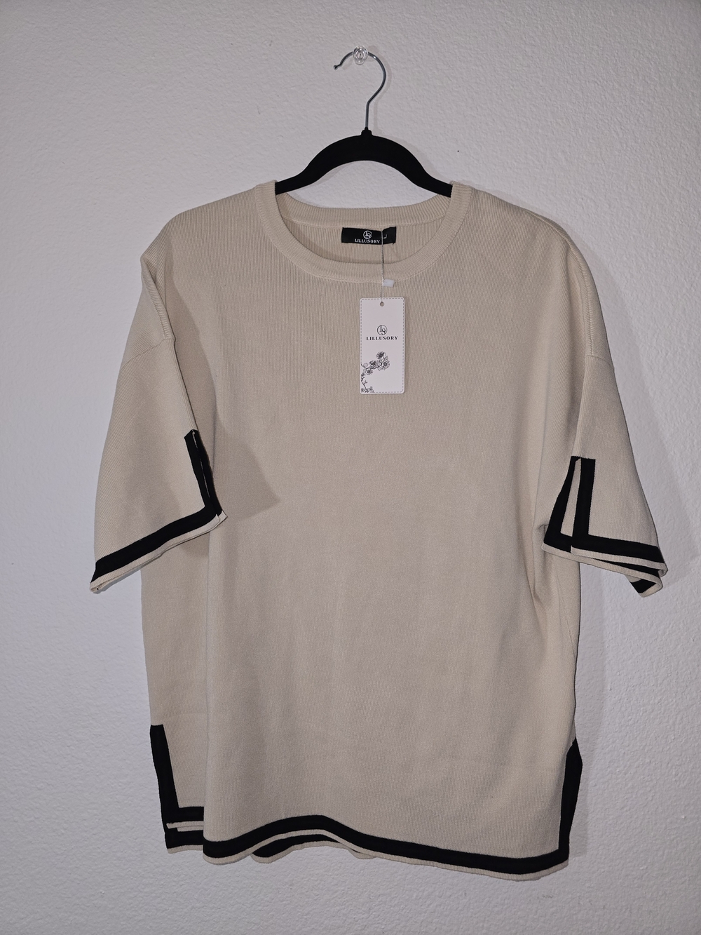 Lill & More Cream Short-Sleeve Sweatshirt with Black Trim